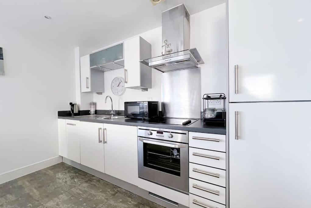 Stylish Seaview One-Bedroom Apt Swansea Dış mekan fotoğraf