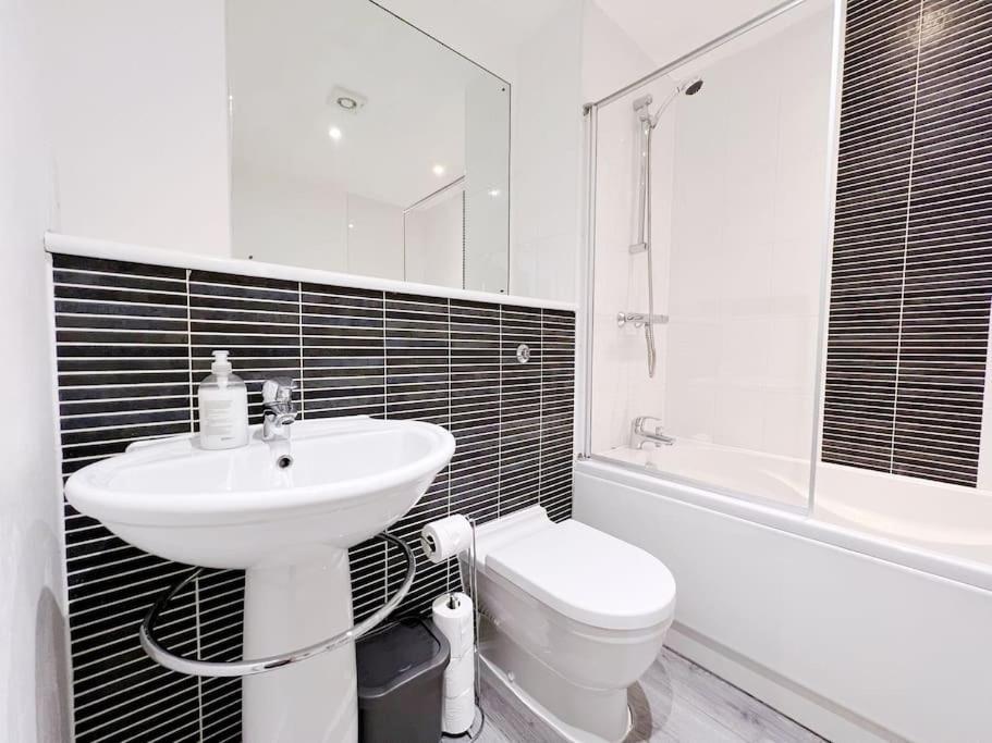 Stylish Seaview One-Bedroom Apt Swansea Dış mekan fotoğraf