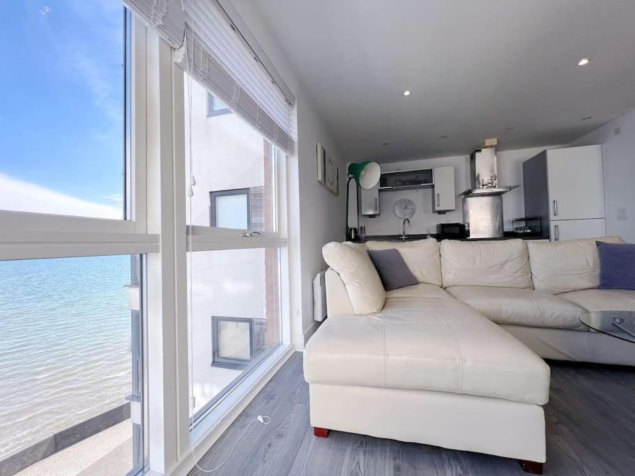 Stylish Seaview One-Bedroom Apt Swansea Dış mekan fotoğraf