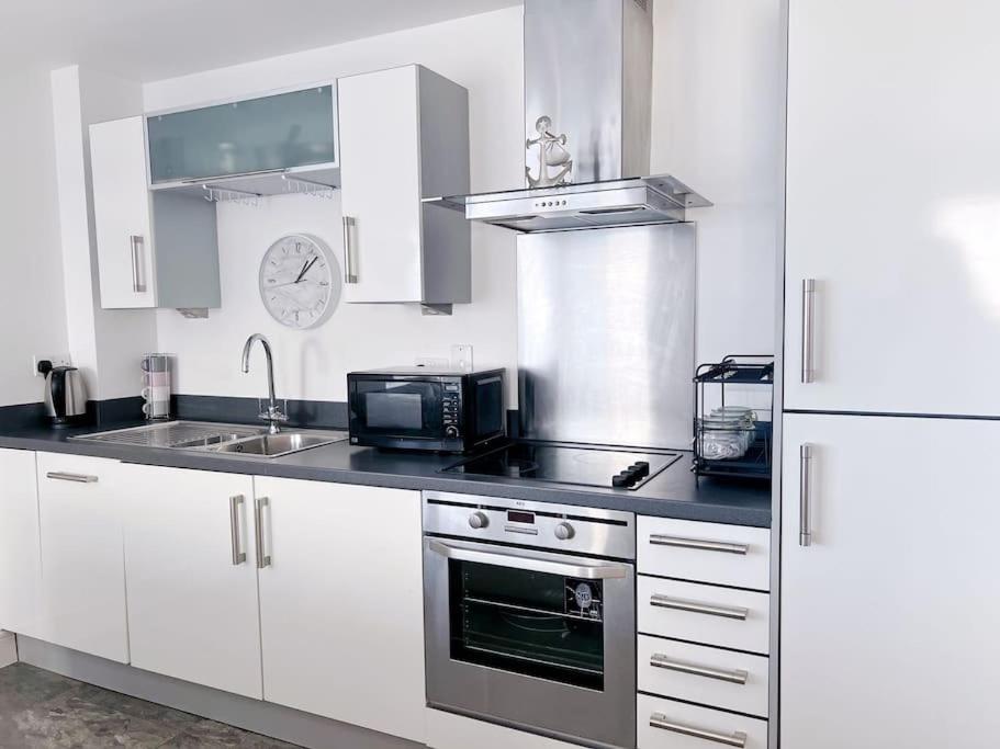 Stylish Seaview One-Bedroom Apt Swansea Dış mekan fotoğraf
